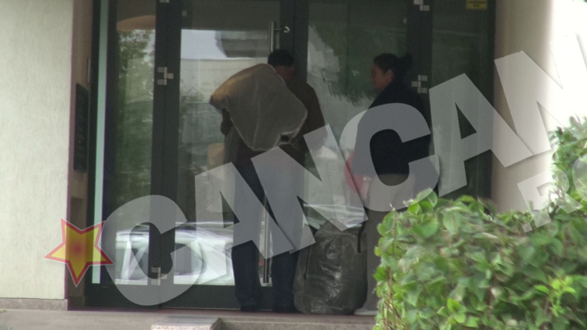 Cei doi intra in bloc