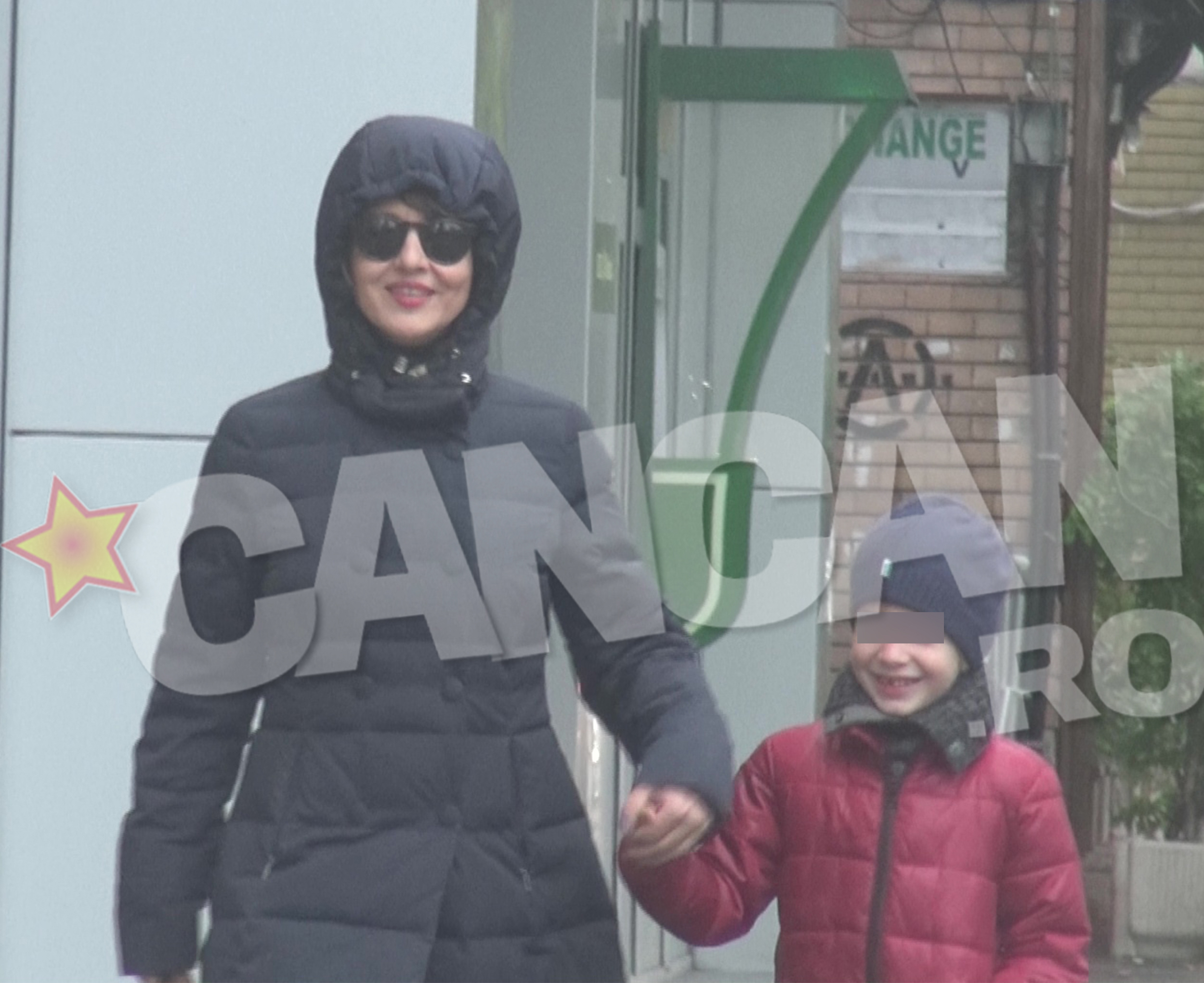 Atunci cand se afla in compania fiului ei, Oana Sarbu zambeste tot timpul