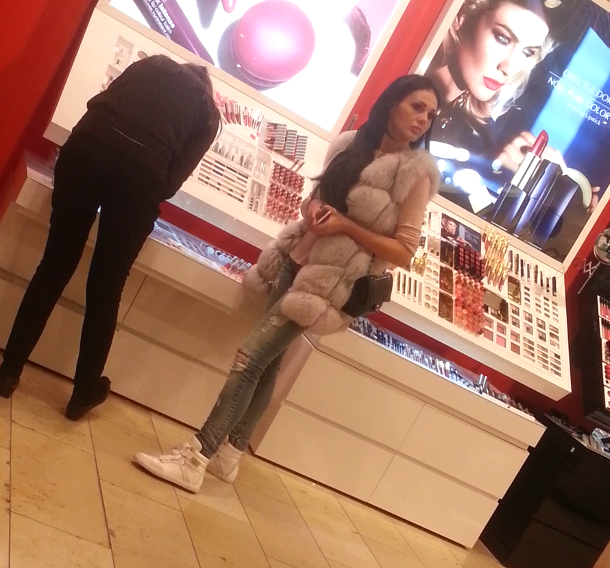 Iulia si-a pierdut iubitul si s-a intors panicata pentru a-l repera