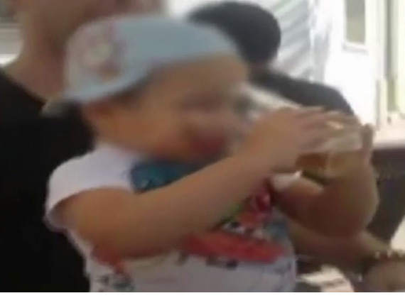 Copil fumeaza si bea