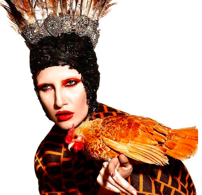 Iulia Albu este cea care a venit cu aceasta idee. Vedeta este prima persoana care a aparut cu gaina 