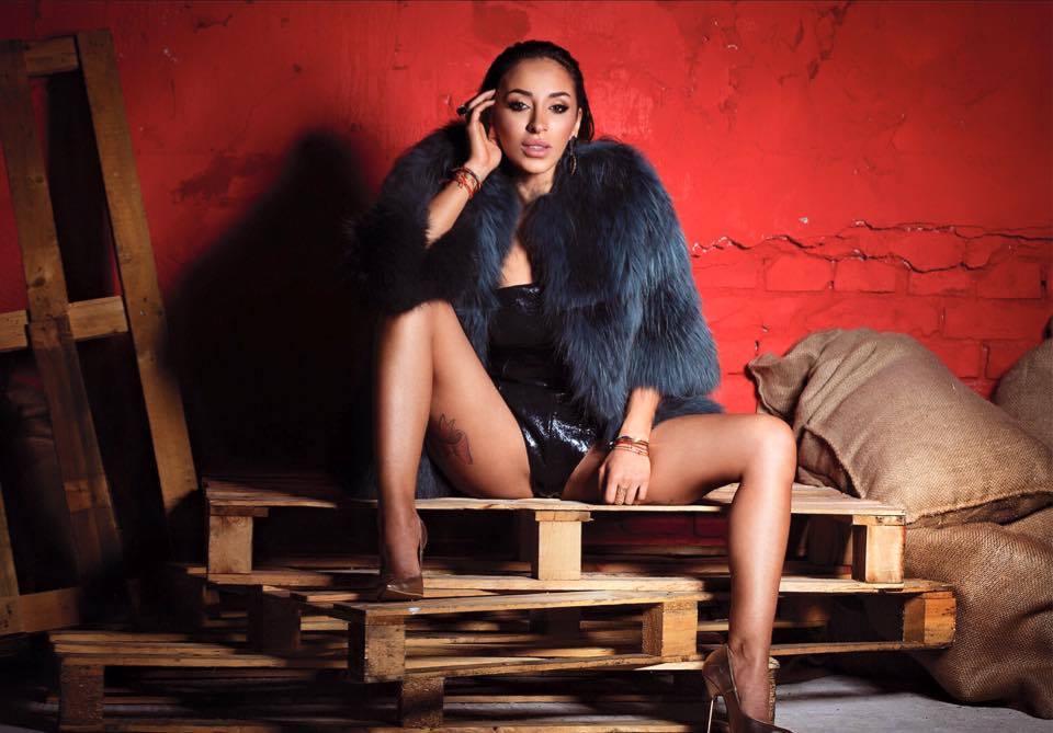 Bruneta nu se fereste sa se pozeze in ipostaze sexy