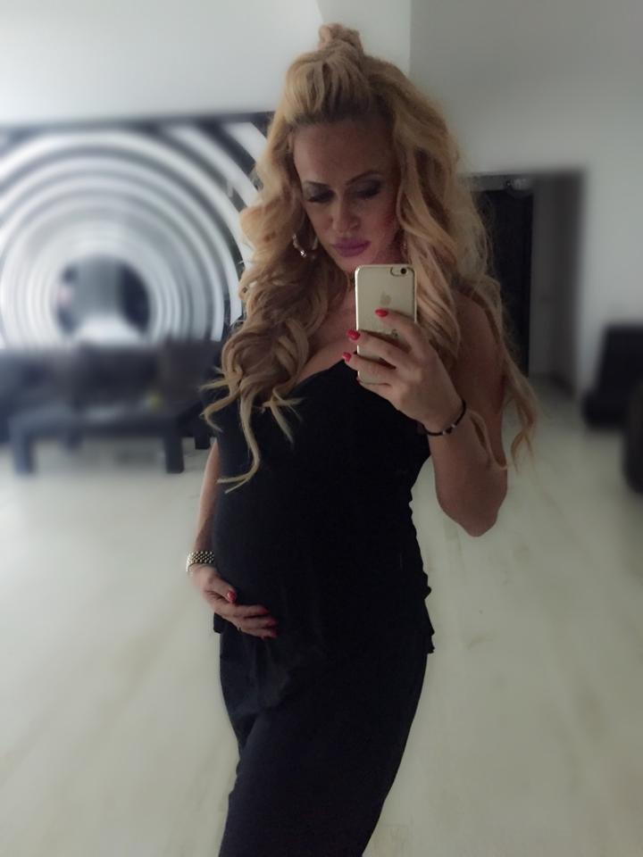 Anda este insarcinata si va naste in curand o fetita