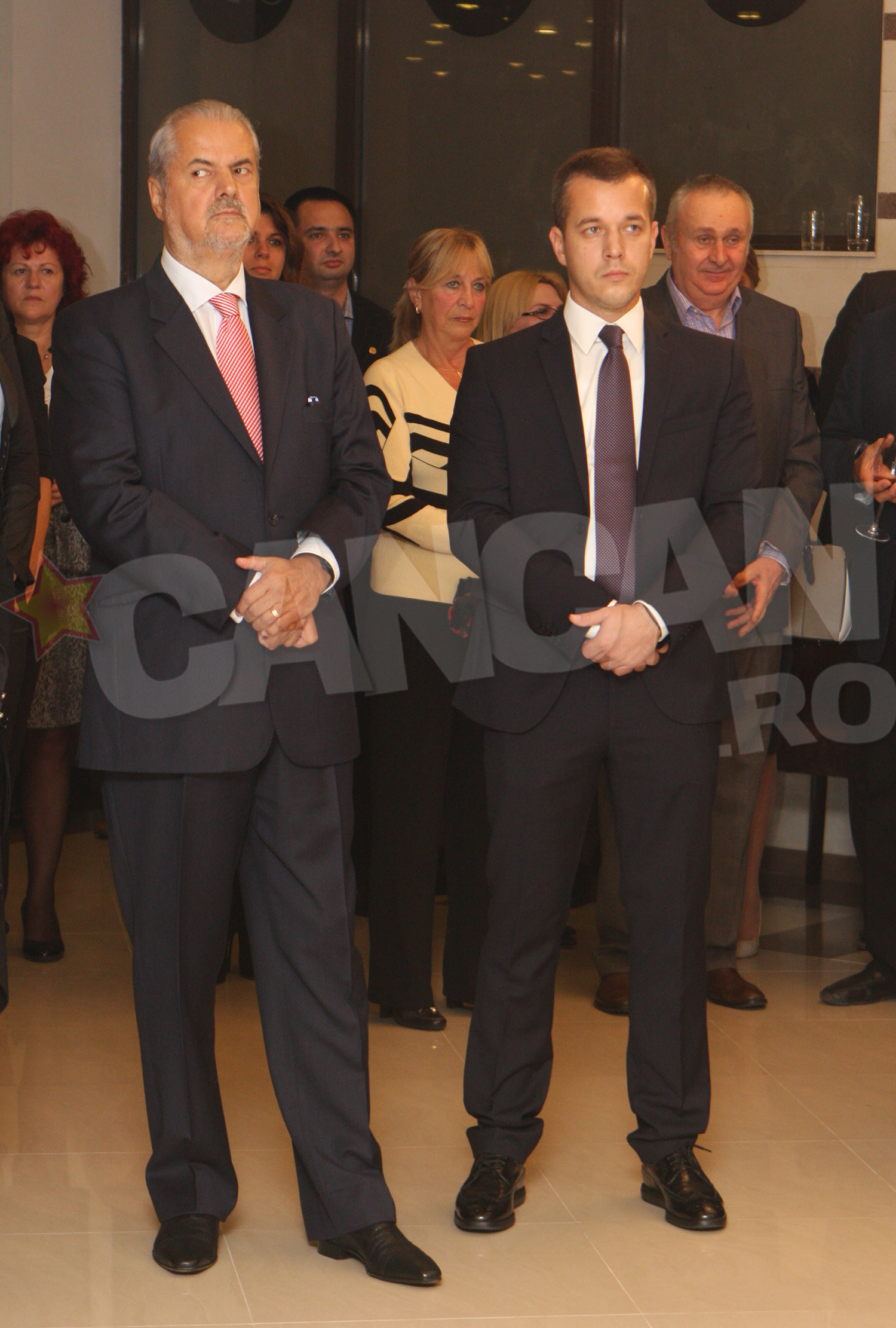 Adrian Nastase si fiul lui, Andrei, au purtat costume aproape identice la evenimentul lui George Padure