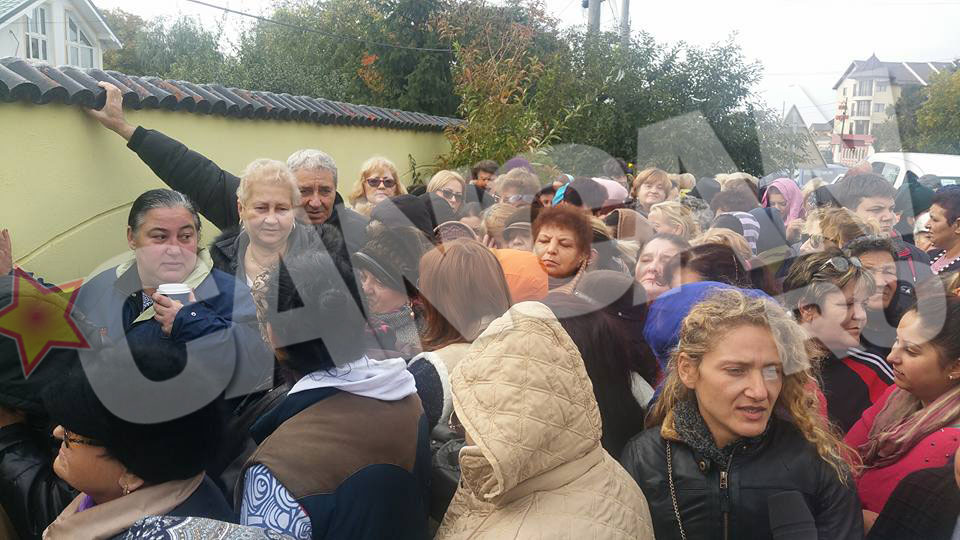 Oamenii asteapta sa primeasca haine purtate de Marioara Zavoranu