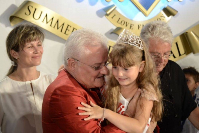 Irinel Columbeanu isi creste singur fata