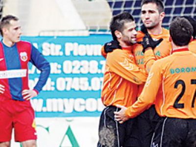 Romica Bunica, la cateva secunde dupa ce a inscris in poarta Stelei