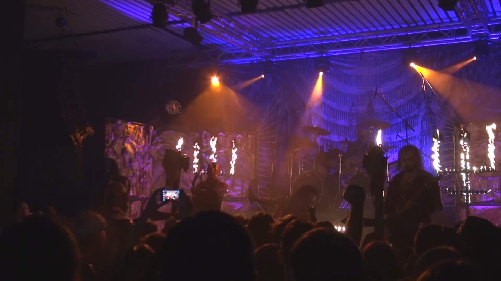 Flacarile se ridica inspre tavan