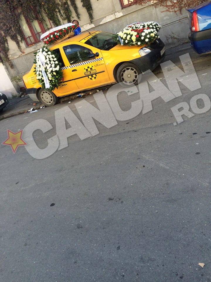 Mai multe persoane au depus coroane la capataiul femeii