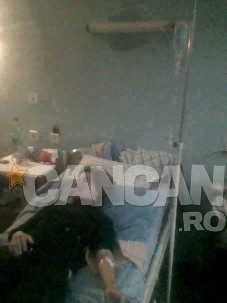 Una dintre gemene pe patul de spital