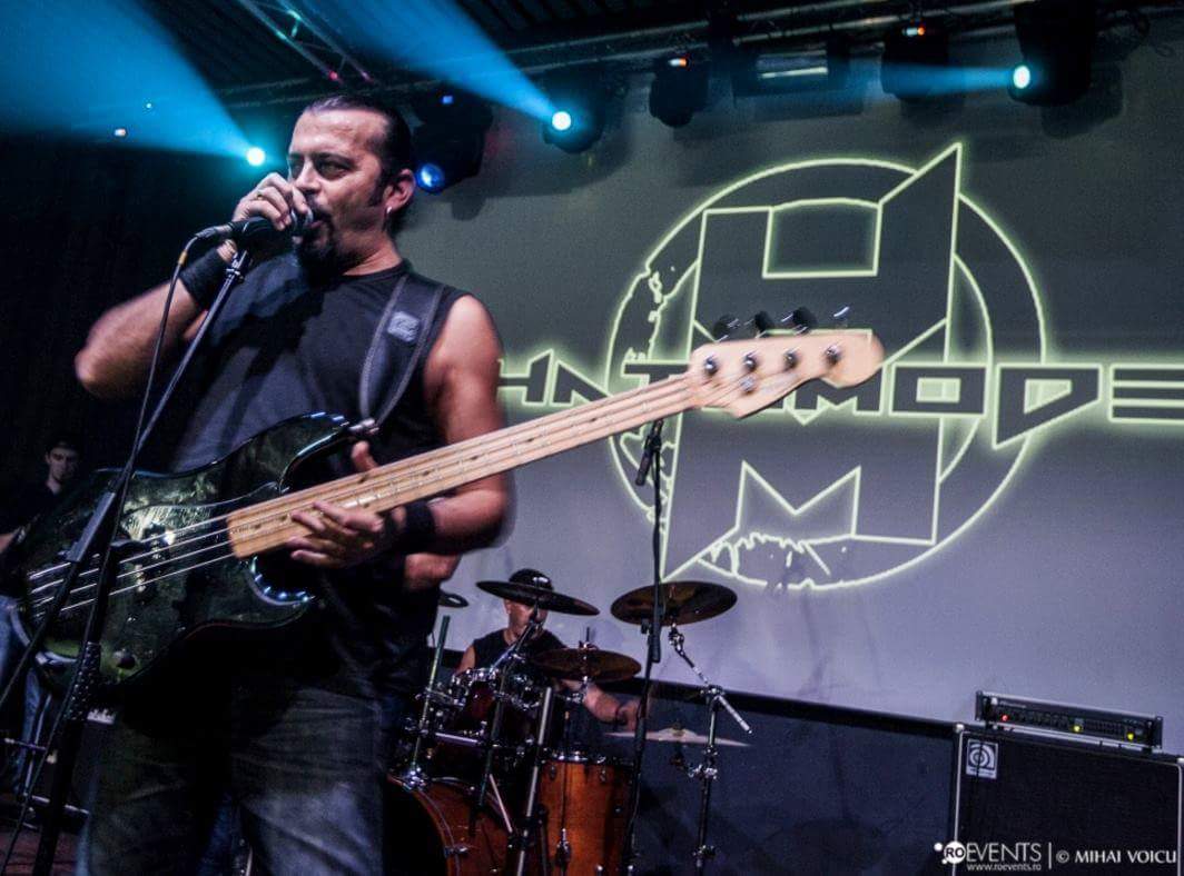 Pe 23 octombrie,cu o saptamana inainte de ziua iadului,Catalin a cantat in club Colectiv