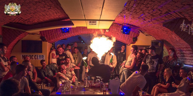 Flacarile se indreapta spre tavan