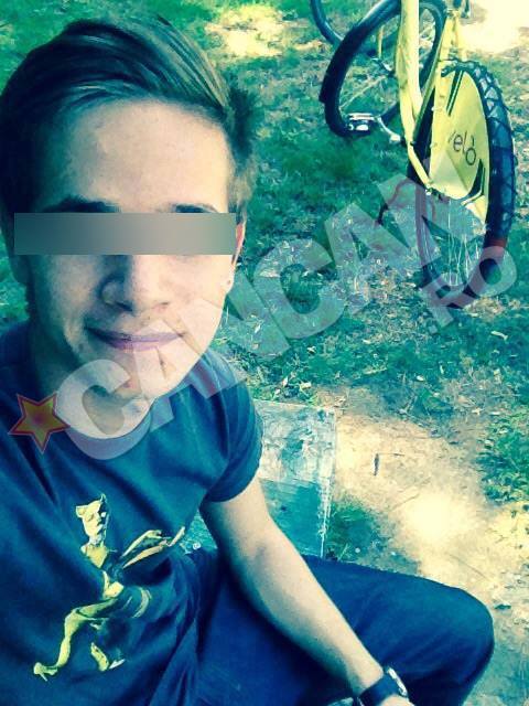 Tanarul a ramas orfan si sufera dupa mama sa