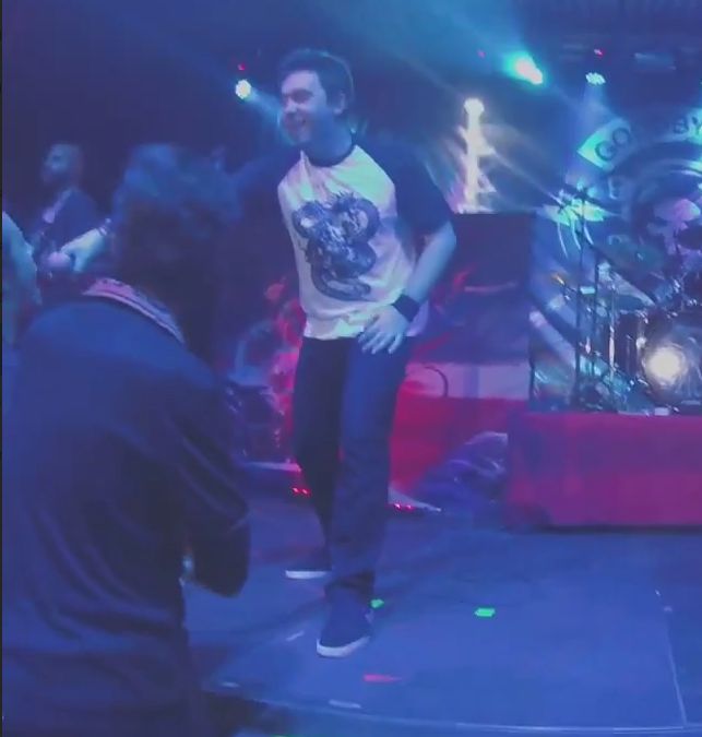 Adolescentul a avut ocazia sa cante cu trupa