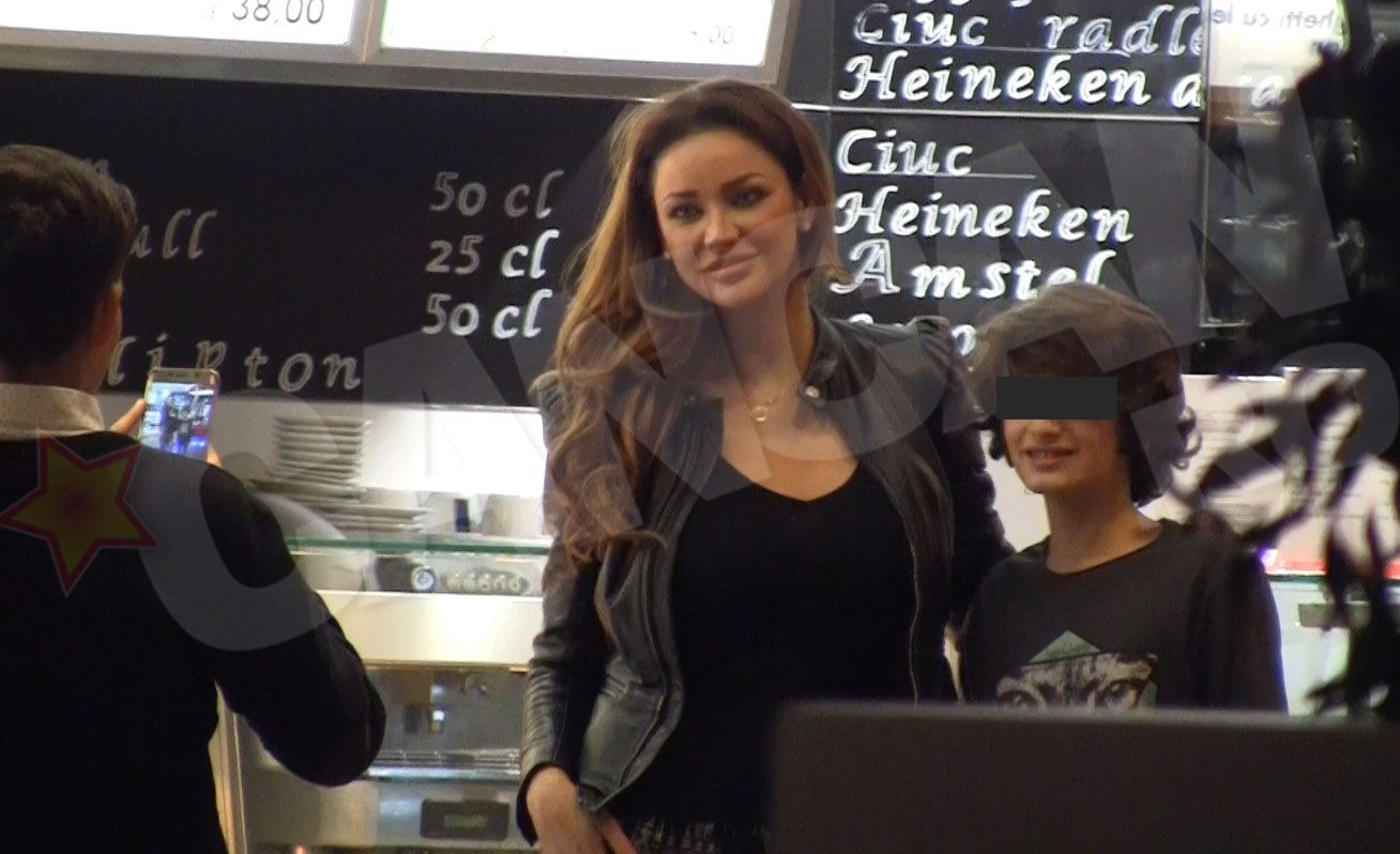 Bianca Dragusanu a fost asaltata de fani in mall. Cei mici au asaltat-o pentru poze si autografe