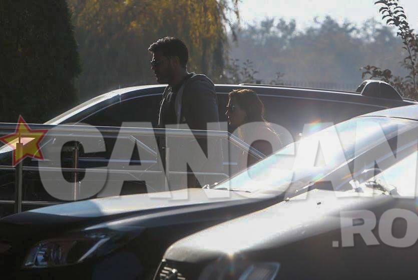 Prezentatotul TV si Alina au intrat intr-o cladire de birouri dupa plimbarea prin oras