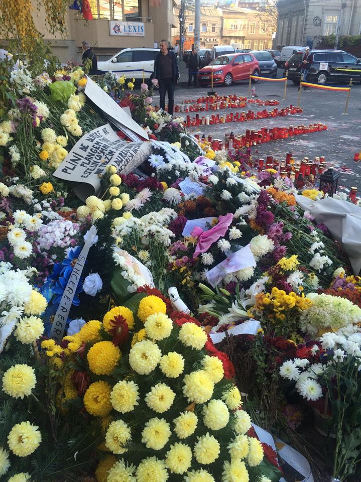 Zeci de coroane si lumanari au fost depuse la usa clubului Colectiv