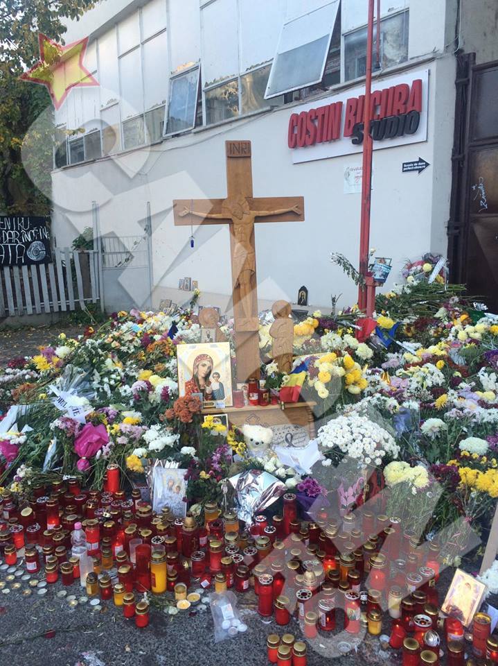 Oamenii au inaltat un adevarat altar in la locul tragediei