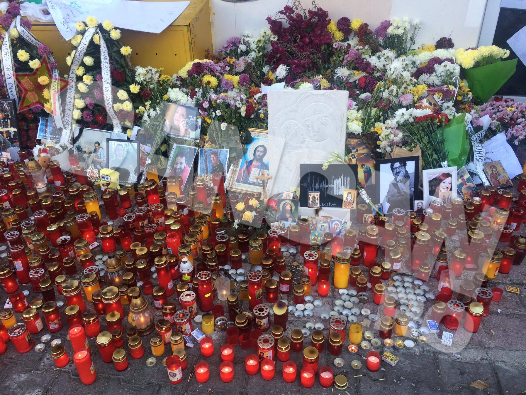 Imagini cu cei care si-au pierdut viata in urma incediului au fost puse la usa clubului Colectiv