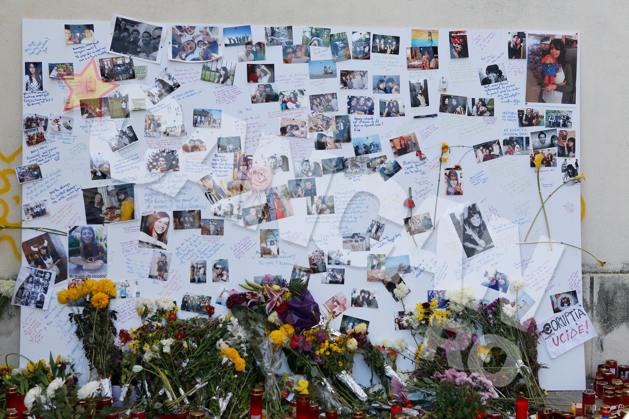 Pe o plansa mare au fost puse mesaje si fotografii cu tinerii care si-au pierdut viata in Colectiv