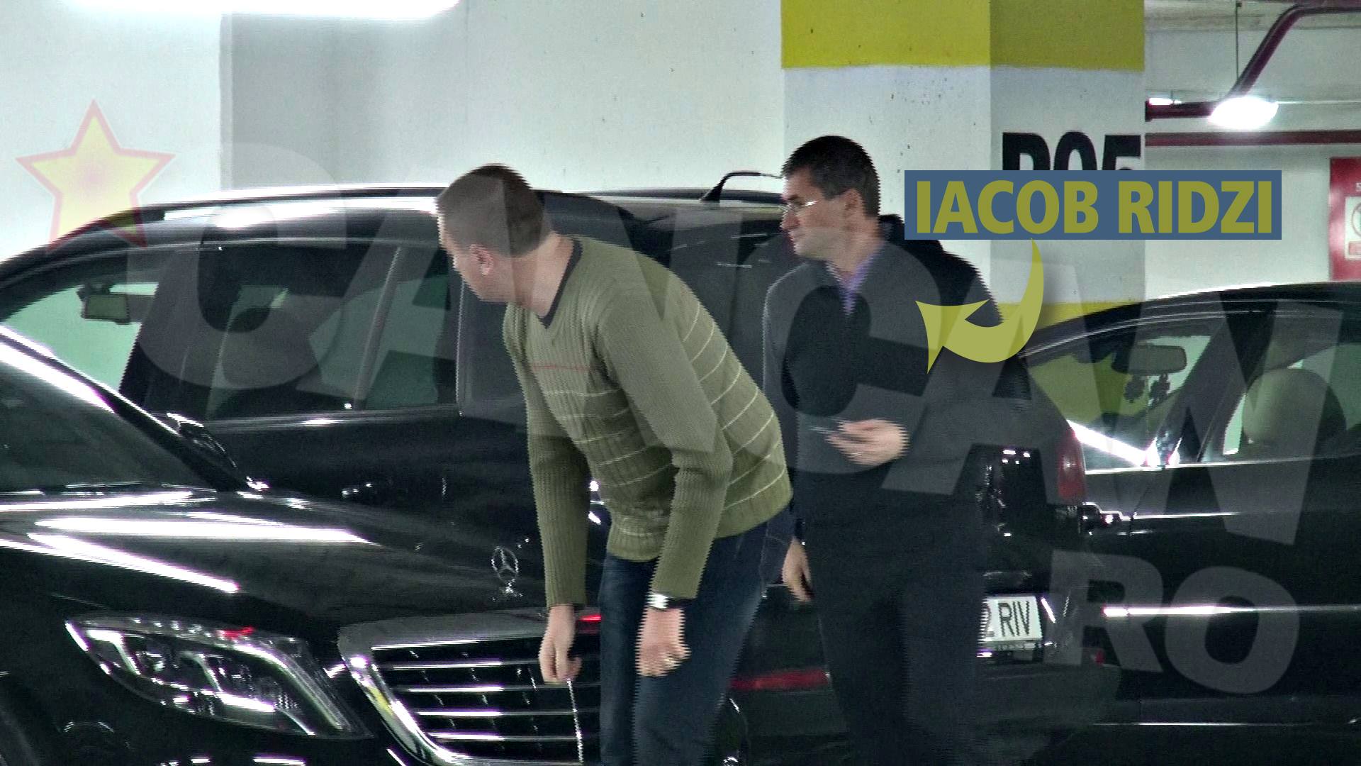 Tiberiu Iacob Ridzi si prietenul acestuia in parcarea centrului comercial