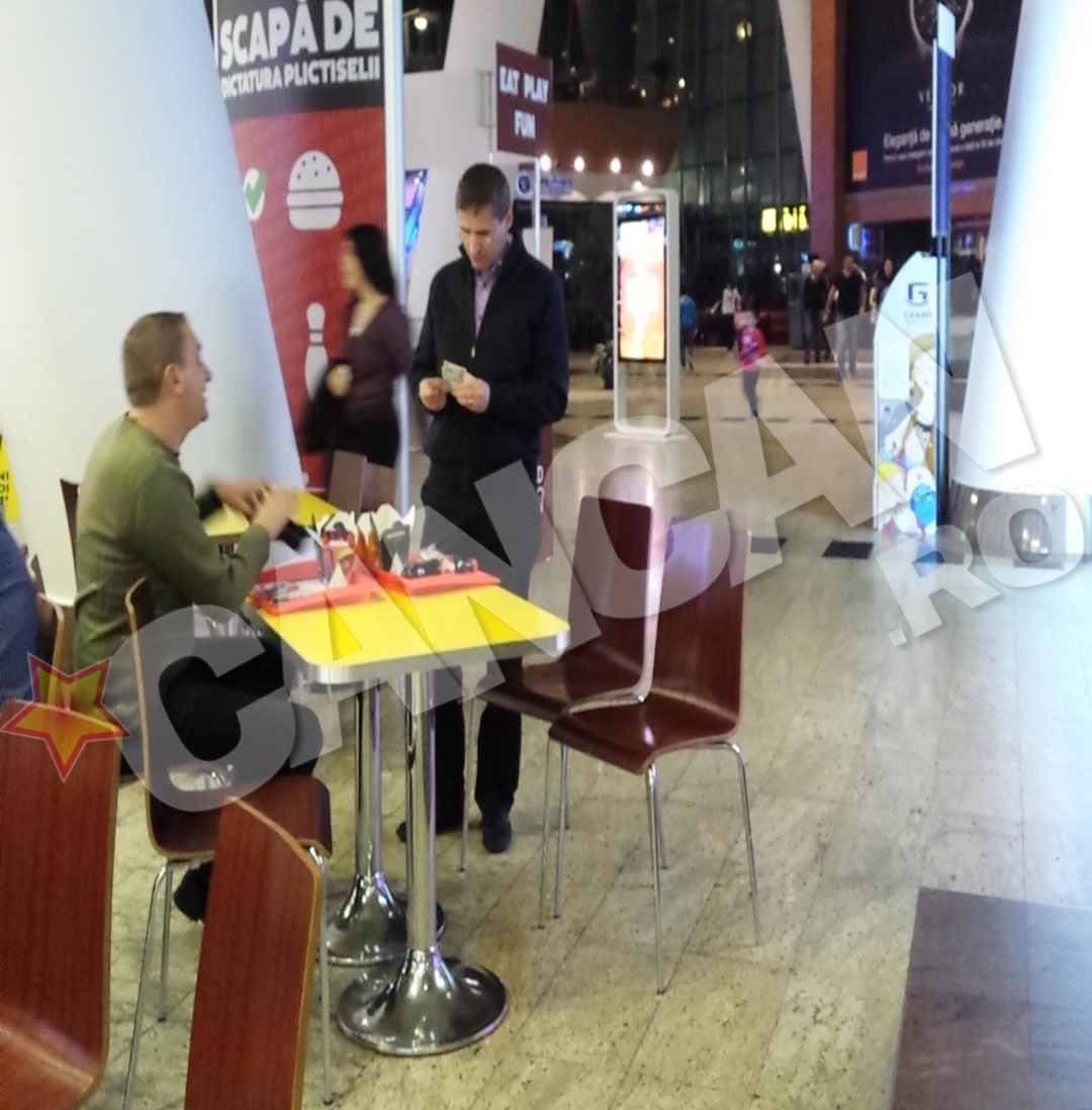 Sotul fostului ministru ii da prietenului sau banii pentru mancare