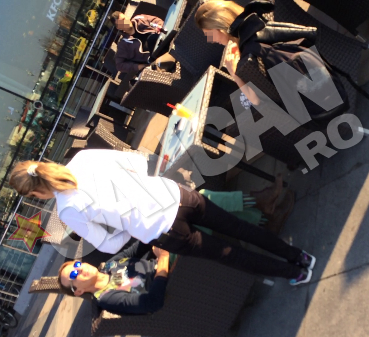 Fostul primar al Constantei s-a simtit bine alaturi de blonda care-l insotea