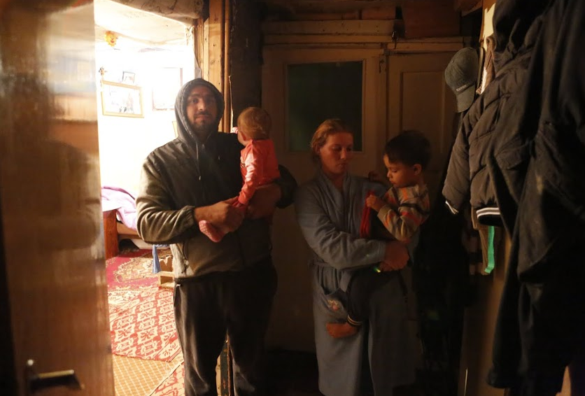 Intr-o baraca facuta din usi si carpita cu paturi stau patru suflete, dintre care doi copii