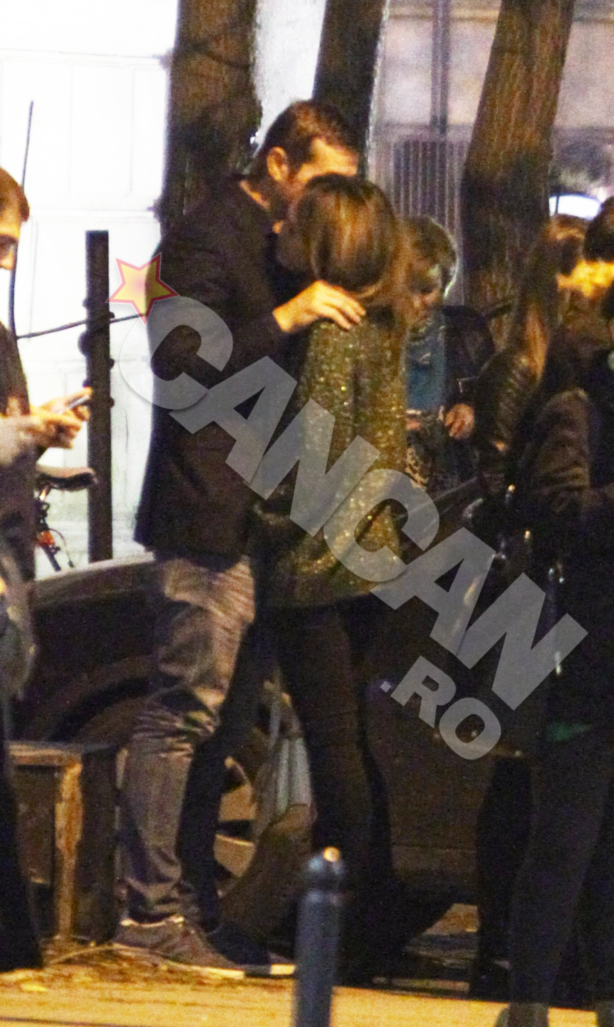 Prezenta celorlalti in jurul lor nu pare sa-i stanjeneasca pe cei doi