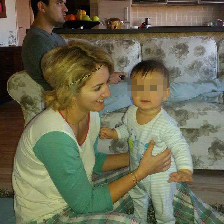 Lacramioara si Ciprian alaturi de copilul lor