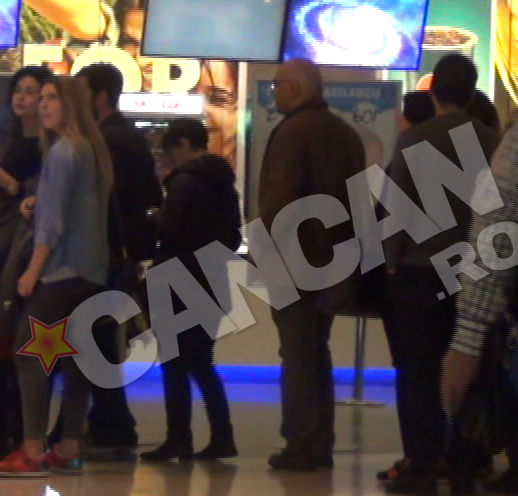 Raed Arafat sta la coada ca sa cumpere bilete