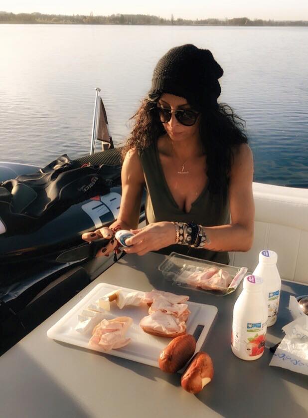 Mihaela mananca paine cu salam