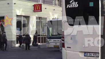 Barbatul arunca cu piciorul in valiza