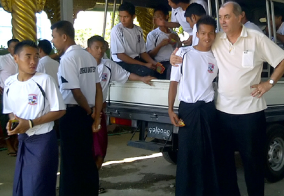 Leonida Nedelcu este alaturi de elevii sai din Myanmar