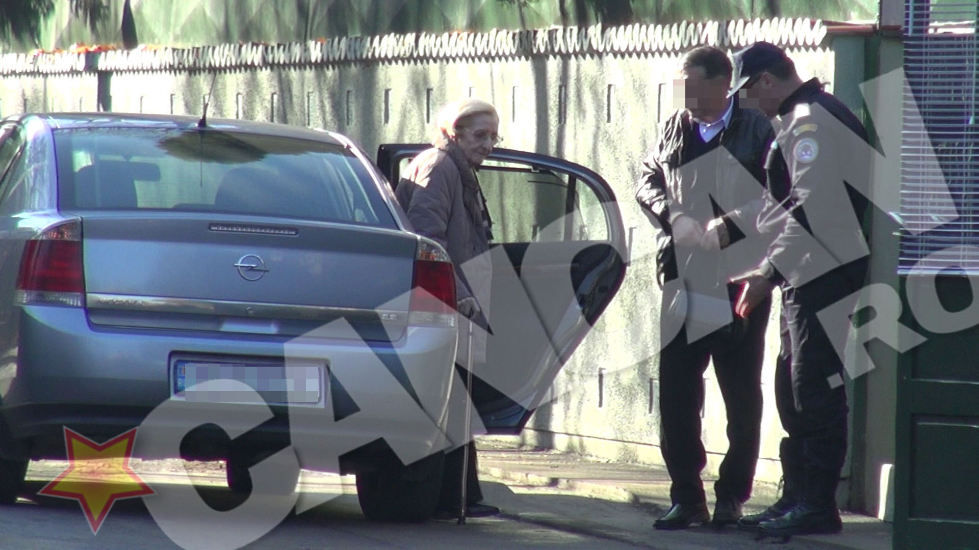 Sotia fostului presedinte se sprijina in baston