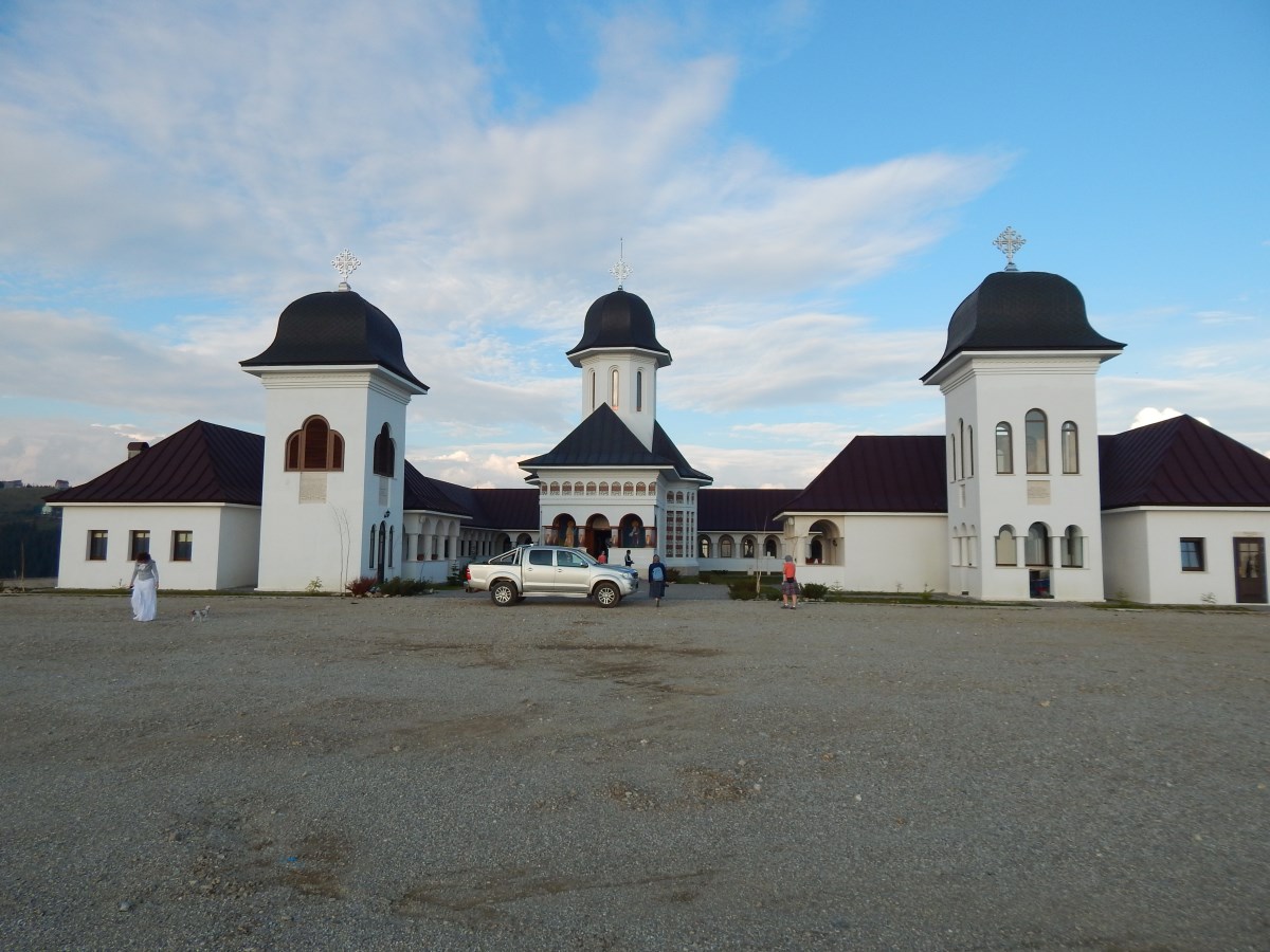 Manastirea pe care a construit-o Dumitru Crestin in memoria fiicei sale (foto:ortodoxiatinerilor.ro)