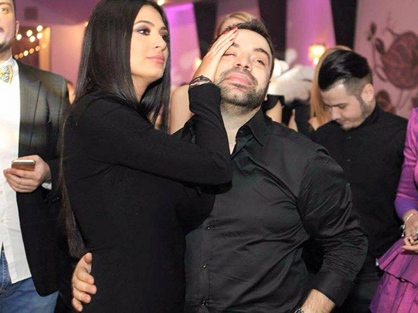 Florin Salam s-a indragostit iremediabil de Roxana Dobre dupa ce a cunoscut-o. Bruneta seamana foarte bine cu prima sotie a manelistului