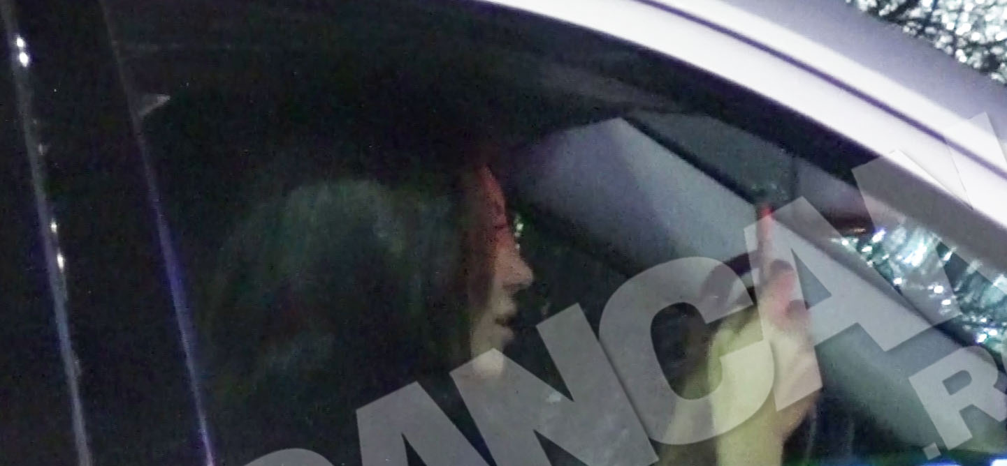 Frumoasa bruneta face poze