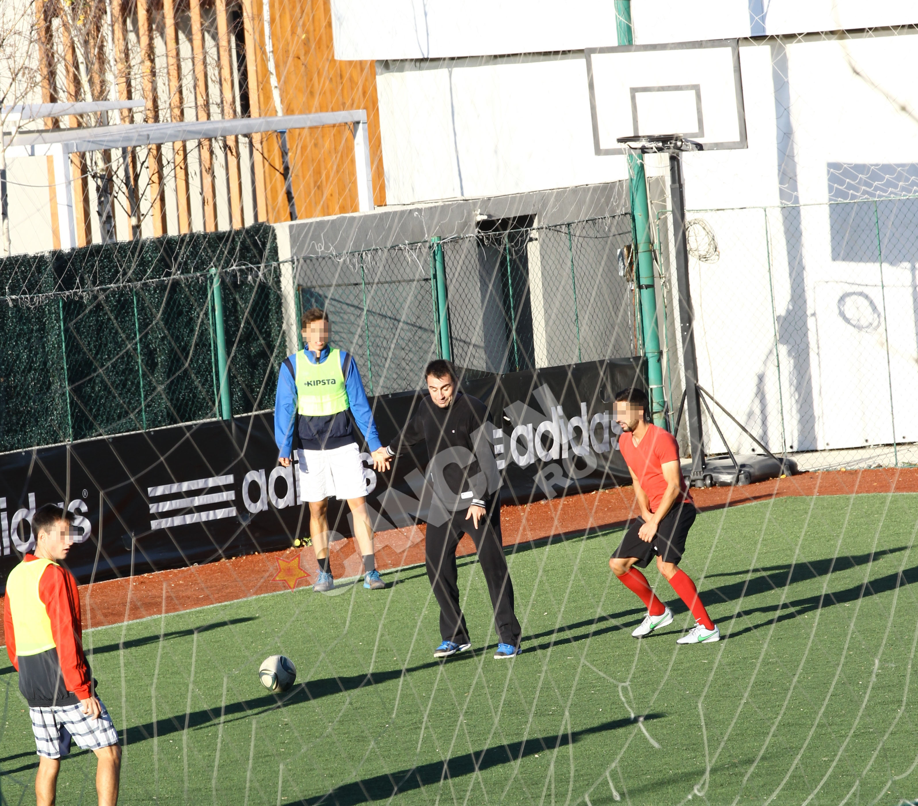 Dinu Pescariu (in negru) s-a relaxat la o partida de fotbal