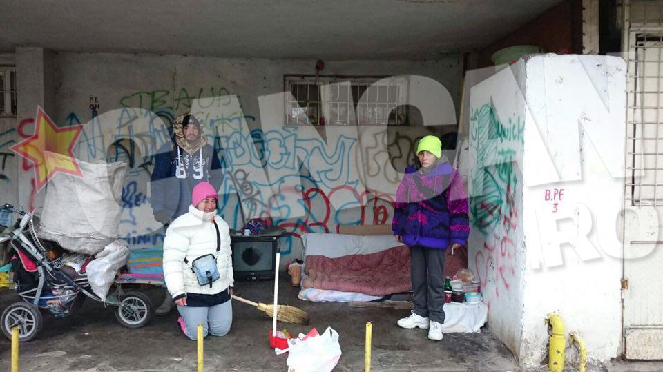 Multe persoane incearca sa-i ajute cu mancare, insa cel mai greu este ca trebuie sa stea in frig