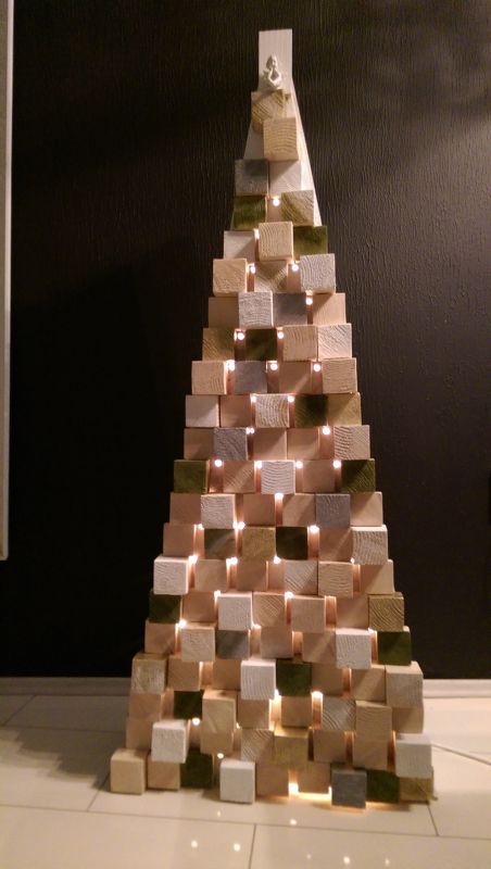Carmen Ormenişan – Puzzle Cubes Christmas Tree