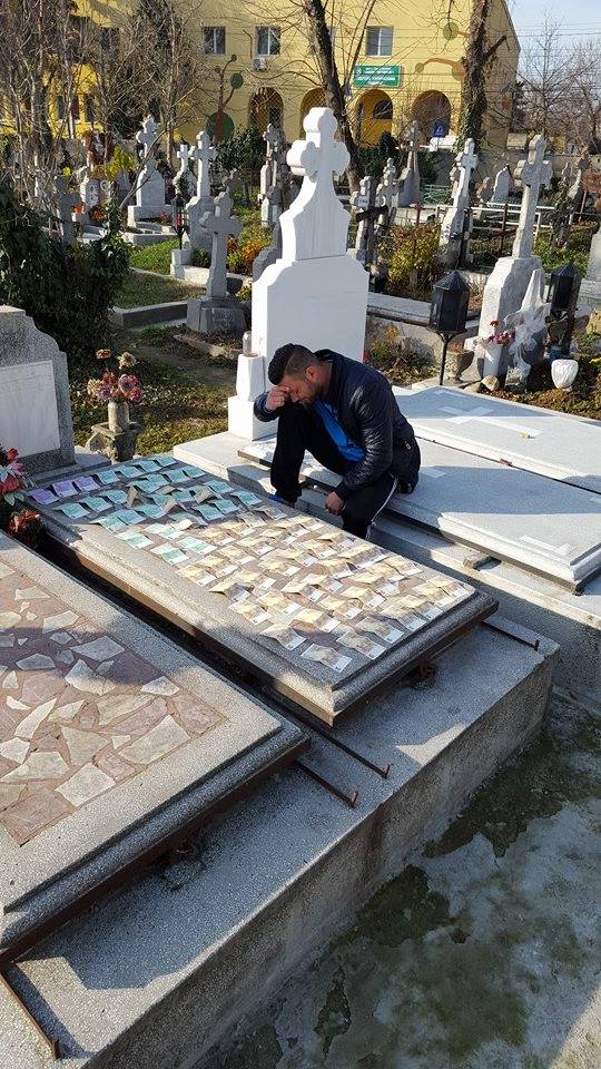 S-a pozat la mormantul prietenului lui intr-o ipostaza nepotrivita
