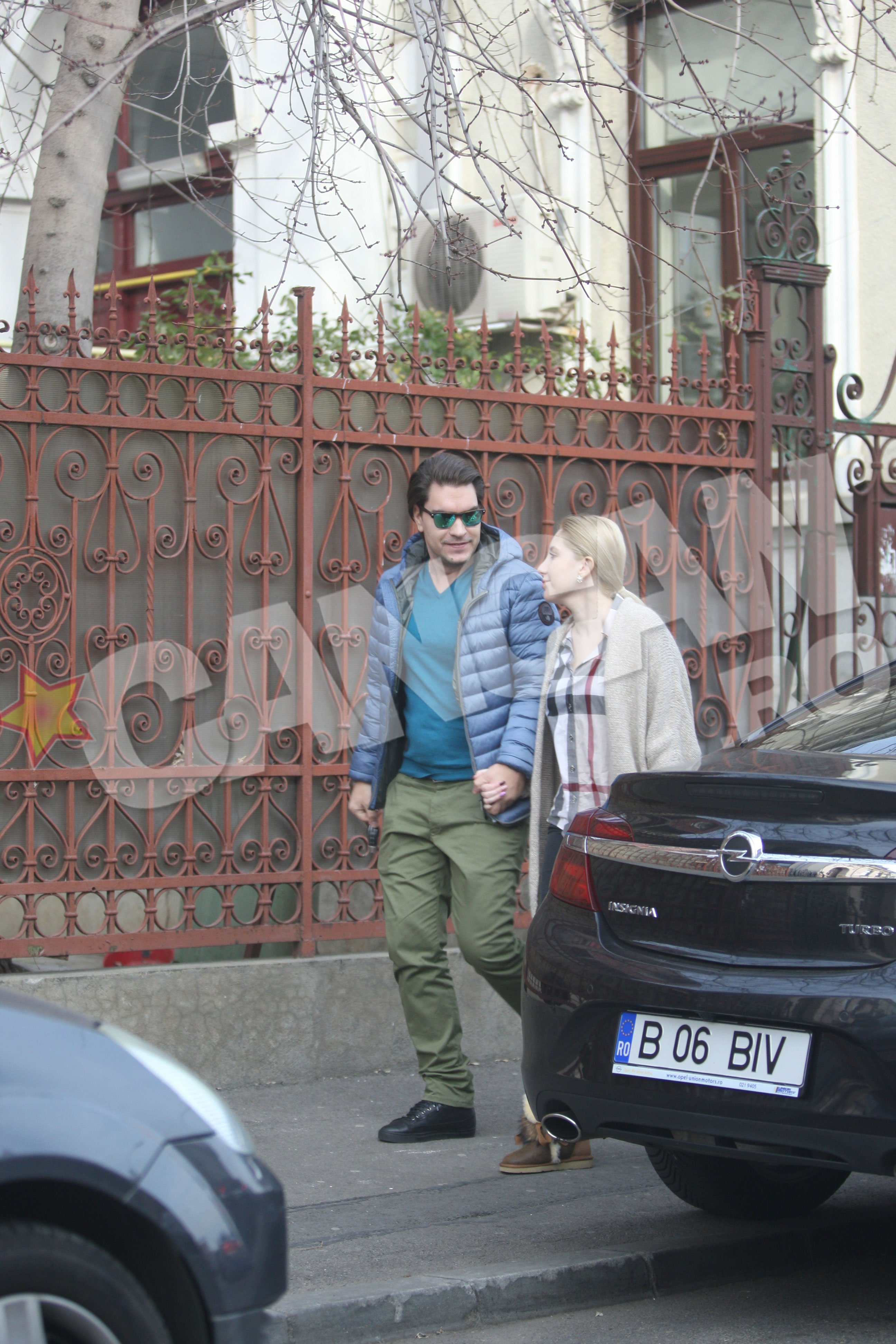 Iubitul Adinei o tine strans de mana cand merg pe strada