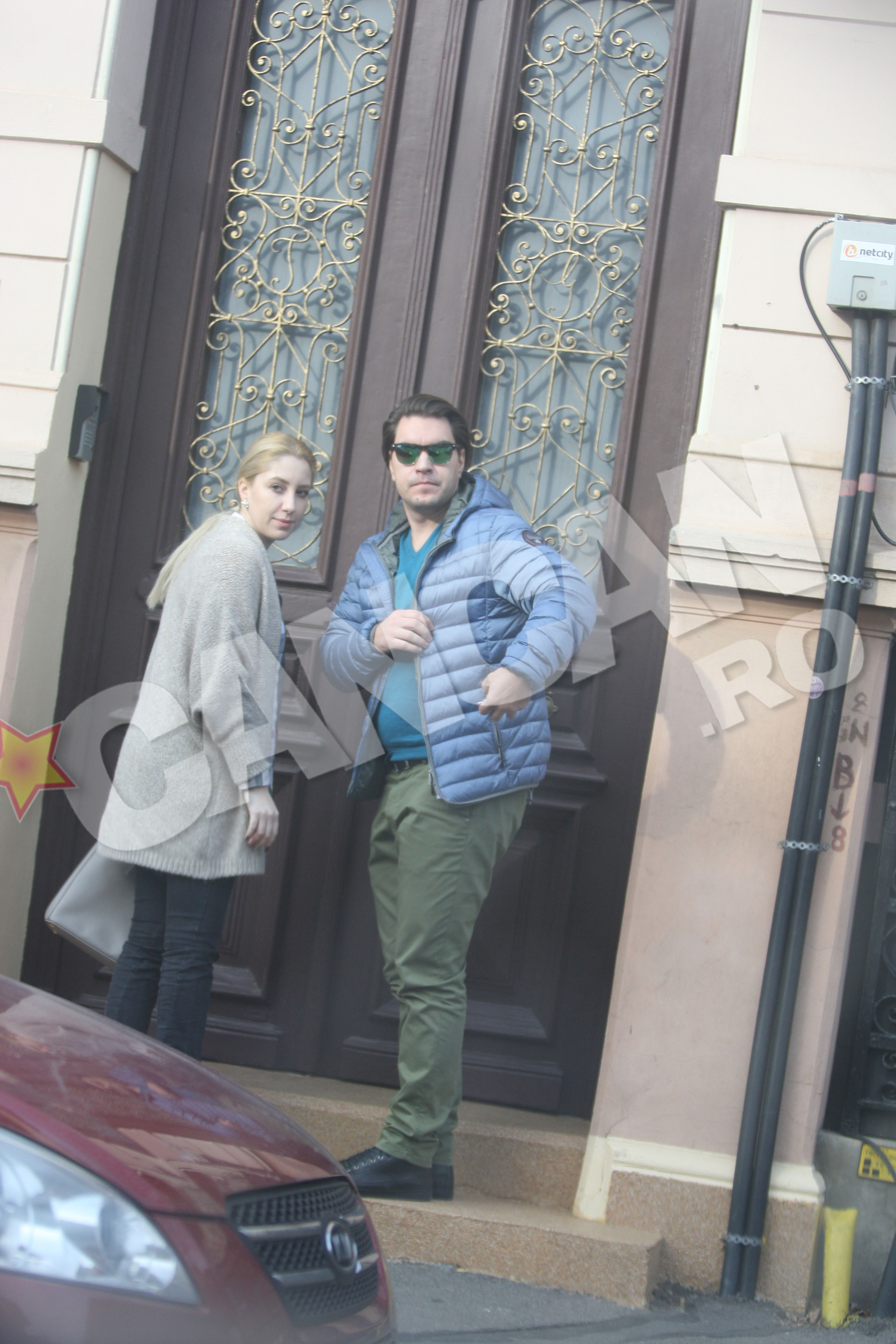 Cei doi au intrat impreuna intr-o casa din buricul targului