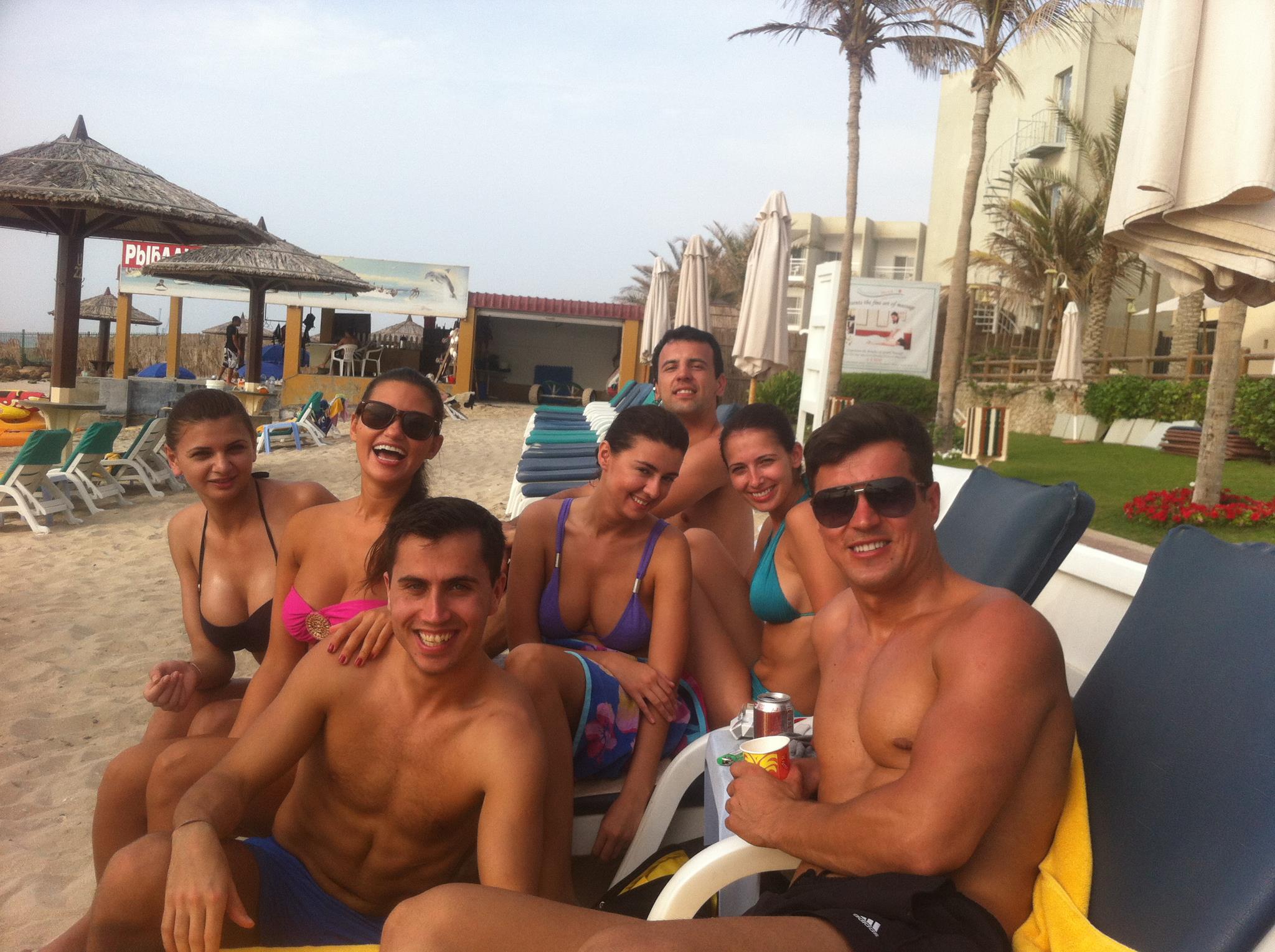 Ajunsa in Dubai, Bianca a intrat in anturajul Ramonei Gabor (prima din stanga)