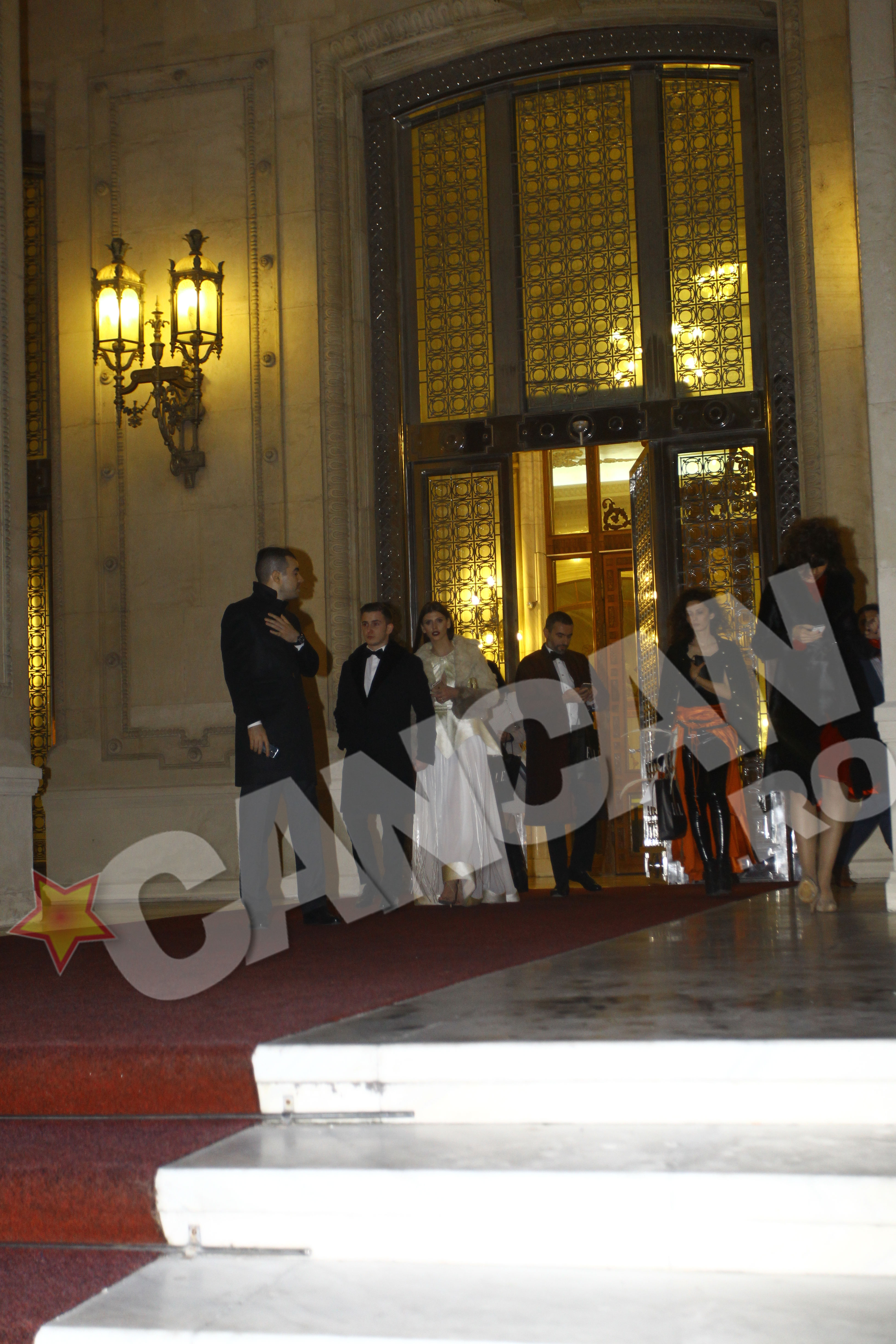 Roxana Ilie a iesit din Palatul Parlamentului la bratul iubitului