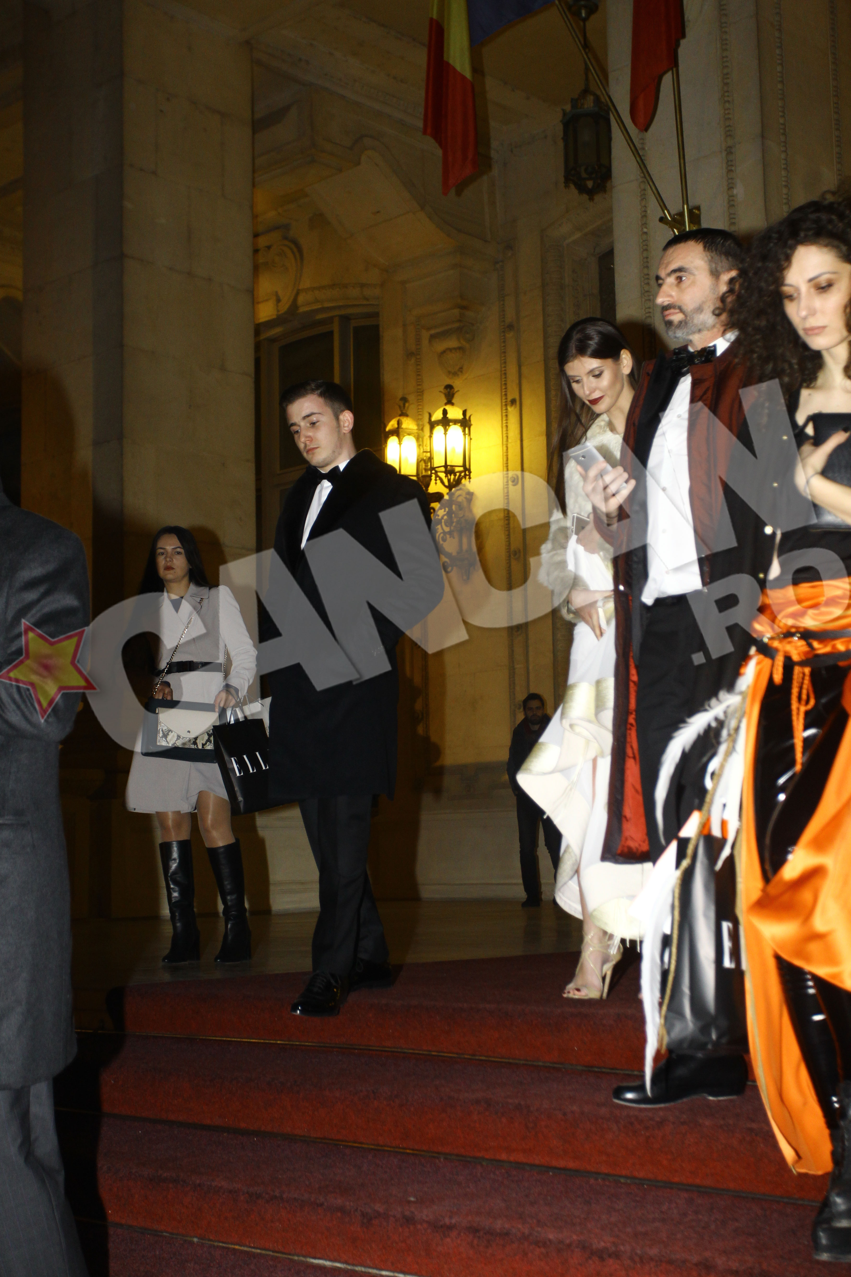 La vederea fotografilor, vedeta i-a dat drumul la mana iubitului