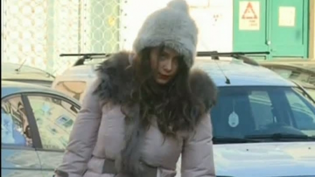 Catalina Stefanescu i-a dus azi dimineata, la arest, iubitului ei o sacosa plina cu mancare, incercand sa treaca neobservata de catre ziaristi