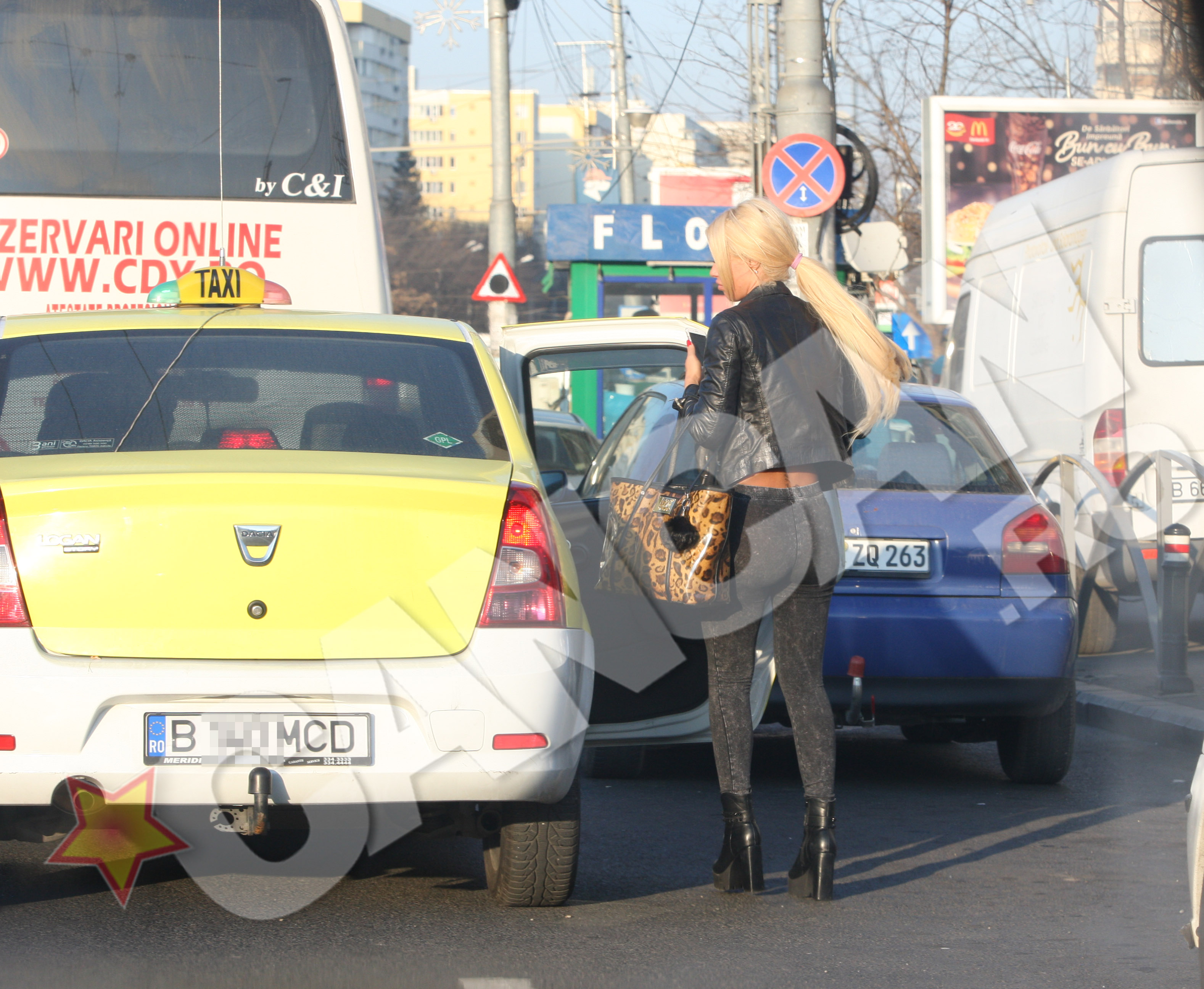 Blonda se suie in taxi