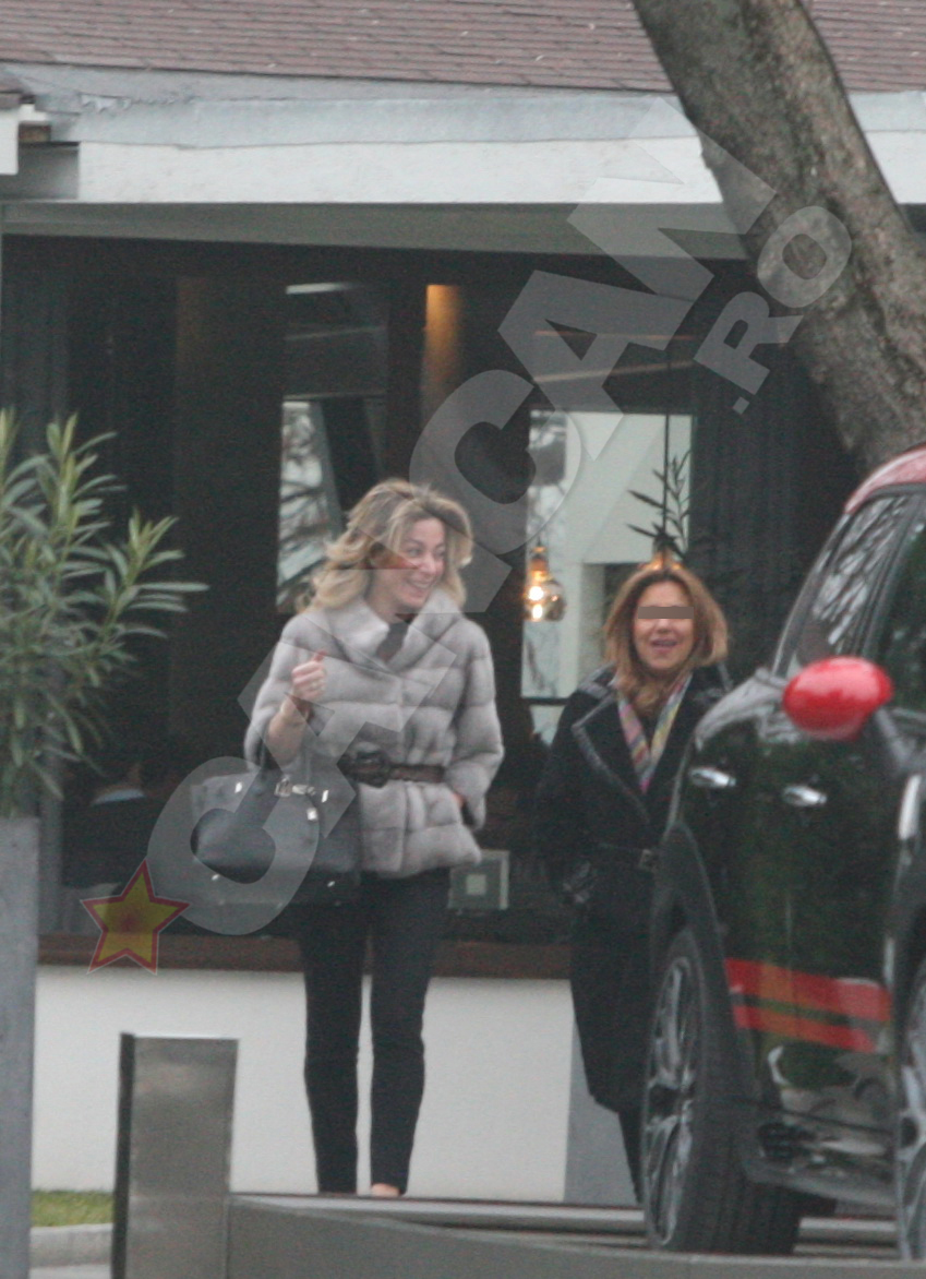 Cu toate ca sotul ei se afla in inchisoare, Elsa Ghaziri n-a uitat sa zambeasca, amuzandu-se copios impreuna cu o apropiata cu care a luat pranzul intr-un restaurant de fite din zona Herastrau